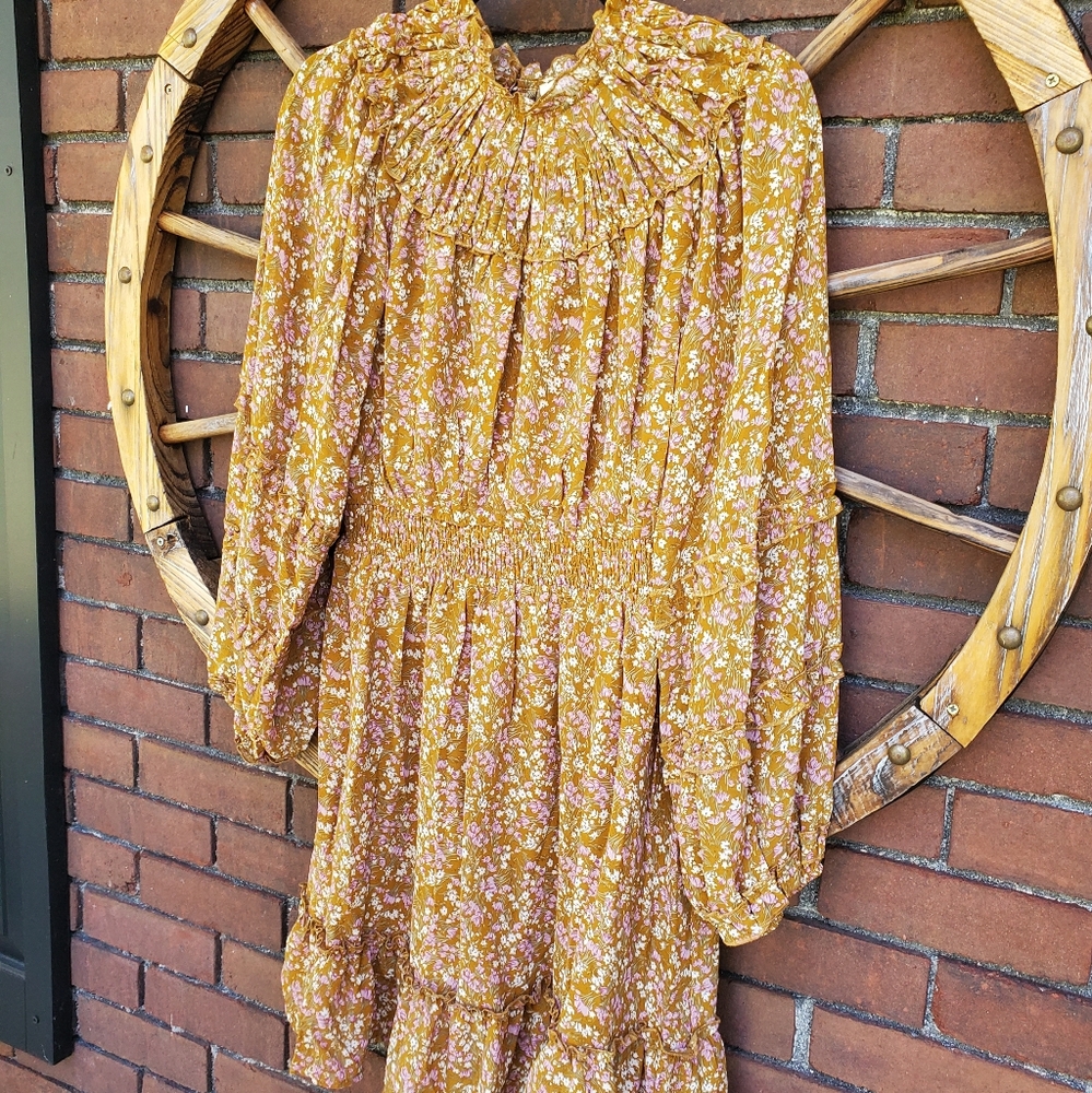 *Brand New* tags on, Easel floral, peasant dress. Size medium, mustard color